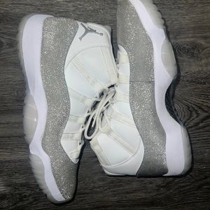 Whit metallic silver Jordan 11